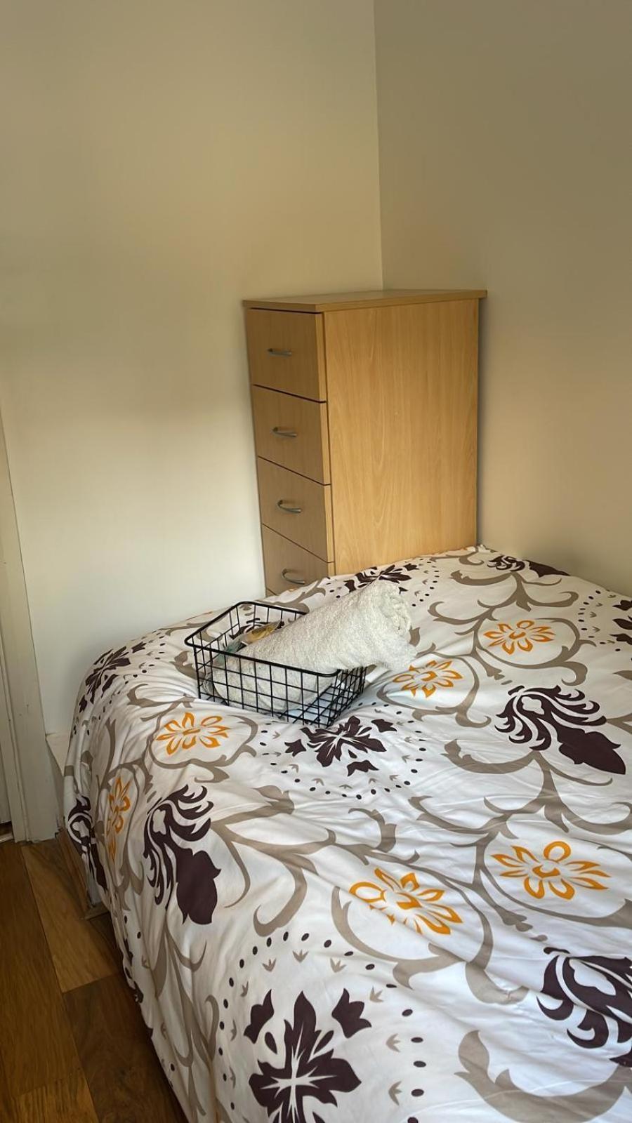 London Single Refurbished Bedroom المظهر الخارجي الصورة